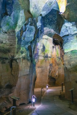 Benidoeig, Valencia 'daki Cueva de las Calaveras, kafataslarından oluşan bir mağaranın içi..