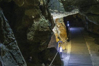 Benidoeig, Valencia 'daki Cueva de las Calaveras, kafataslarından oluşan bir mağaranın içi..