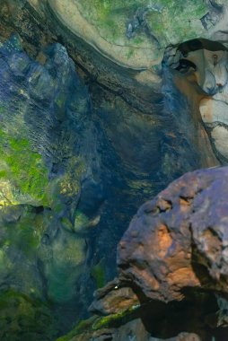 Kafatası mağaralarında jeolojik yapılar ve kireçtaşı oluşumları Benidoeig, Valencia 'da Cueva de las Calaveras