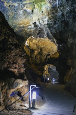 Benidoeig, Valencia 'daki Cueva de las Calaveras, kafataslarından oluşan bir mağaranın içi..