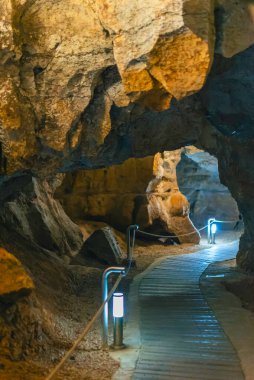 Benidoeig, Valencia 'daki Cueva de las Calaveras, kafataslarından oluşan bir mağaranın içi..