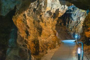 Benidoeig, Valencia 'daki Cueva de las Calaveras, kafataslarından oluşan bir mağaranın içi..