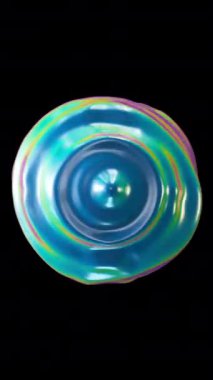 Soyut şekil değiştiren sıvı lolipop küresi. Sıvı düzleştirici obje. Canlı, parlak holografik renkler döngü hareketi. Arkaplanı şeffaf renkli kabarcık. Dikey video.