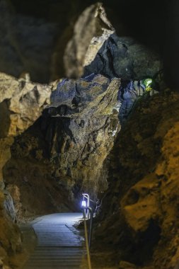 Benidoeig, Valencia 'daki Cueva de las Calaveras, kafataslarından oluşan bir mağaranın içi..