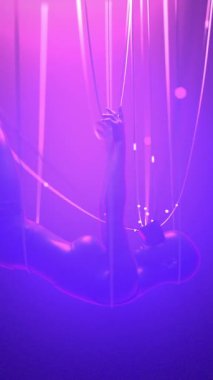 VR gözlüklü kadın neon uzay veri akışındaki kablolara tutunuyor. Metaverse avatar konsepti. Ultraviyole siber punk çizimi. Döngüsel 3d görüntüleme dikey video.