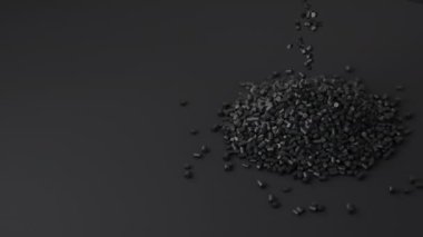 Siyah plastik polipropilen granüller bir yığın granüle dökülüyor, başyapıt polimer tanecikleri siyah fonda. HDPE veya PVC reçine topakları. 3d canlandırma canlandırması.