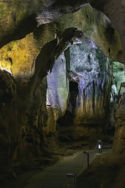 Benidoeig, Valencia 'daki Cueva de las Calaveras, kafataslarından oluşan bir mağaranın içi..