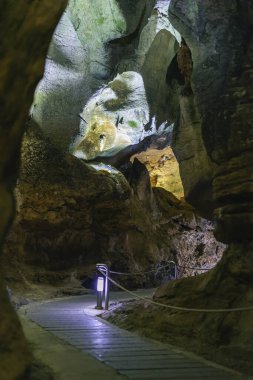 Benidoeig, Valencia 'daki Cueva de las Calaveras, kafataslarından oluşan bir mağaranın içi..