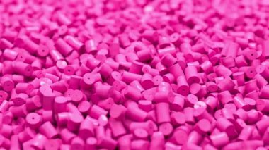 Pembe plastik polipropilen granüller ve başyapıt polimer tahıl yığınının etrafında uç. HDPE veya PVC reçine topakları. 3d canlandırma canlandırması.