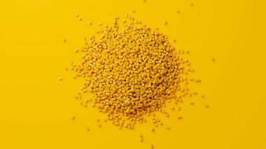 Sarı plastik polipropilen granüllerin üst görüntüsü sarı arkaplan merkezli, başyapıt polimer tahıl yığını. HDPE veya PVC reçine topakları. 3d resimleme.