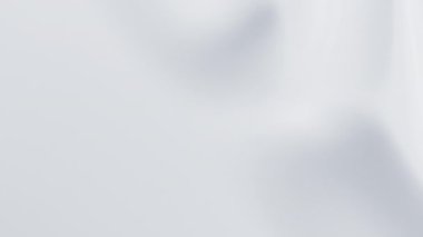 Beyaz yüzeyde soyut yansıtıcı dalgalanmalar. Sütlü su dalgaları. Saten kırışır. Döngü 3d canlandırma canlandırması.