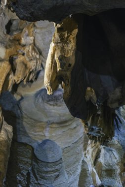 Kafatası mağaralarında jeolojik yapılar ve kireçtaşı oluşumları Benidoeig, Valencia 'da Cueva de las Calaveras