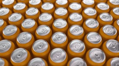 Altın alüminyum kutuların üzerinden geçen gerçekçi bir kamera. İçecek endüstrisi. Döngü videosu, 3d görüntüleme.