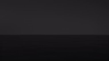 Mavi metal yağ fıçısı, ham petrol göletine sıvı su sıçramasıyla düşer. Petrol endüstrisi konsepti. 3d canlandırma canlandırması.