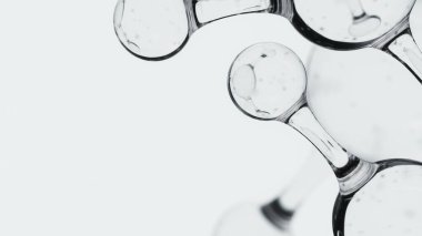 Üç boyutlu soyut tek renkli cam moleküler yapılar. Kozmetik kollajen serumu, nemlendirici su, vitamin, cilt bakımı için hyaluronik asit. Sağlık hizmetleri kavramı.