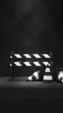 Siyah arka planda yanıp sönen ışık altında beyaz siyah trafik konileri ve bariyerler. Güvenlik uyarısı, yapım aşamasında ya da yakında sembol olacak. Dikey 3d görüntüleme döngüsü.