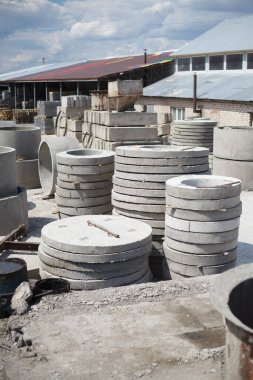 endüstriyel bir bahçenin çatısında paslı metal bir kova..