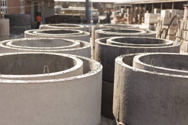 Akşamları inşaat alanında beton karıştırıcı