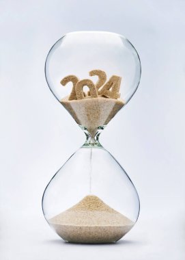 Yeni yıl 2025 konsepti. 2024 'ten kalma kum saati kavramı tükeniyor..