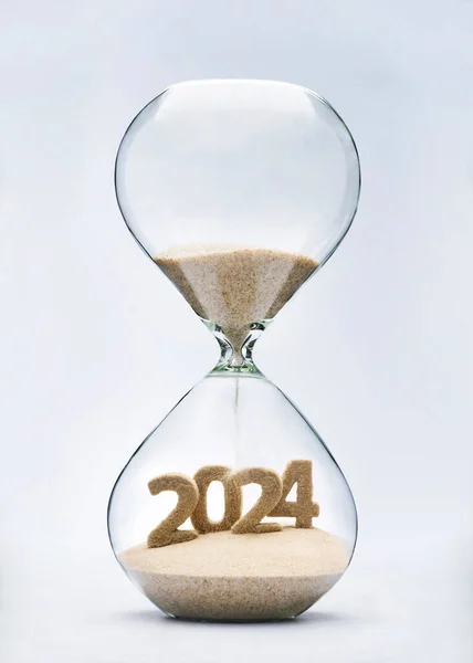 Año Nuevo 2024 Concepto Con Arena Caída Reloj Arena Tomando Imagen De Stock