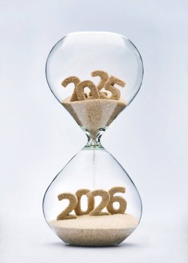 Yeni yıl 2026 konsepti kum saati düşen kum 2026 'nın şeklini alıyor.