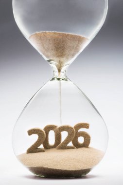 Yeni yıl 2026 konsepti kum saati düşen kum 2026 'nın şeklini alıyor.