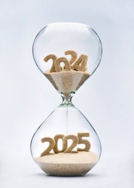 Yeni yıl 2025 konsepti kum saati düşen kum 2025 şeklini alıyor.
