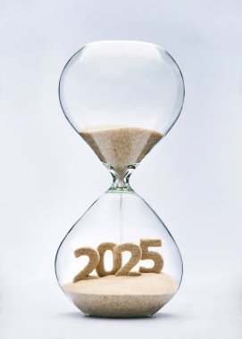 Yeni yıl 2025 konsepti kum saati düşen kum 2025 şeklini alıyor.