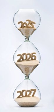 Geçmiş, şimdi ve gelecek konsepti. 3 parça kum saati. Düşen kum, 2025, 2026 ve 2027 yıllarının şeklini alıyor..