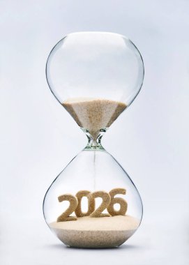 Yeni yıl 2026 konsepti kum saati düşen kum 2026 'nın şeklini alıyor.
