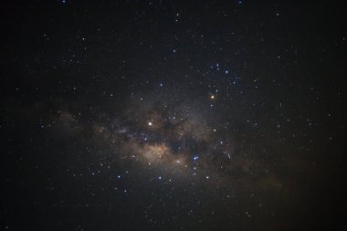 Samanyolu galaksisi, uzun pozlama fotoğrafı, tahıllı.