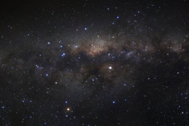 Kainatta yıldızlar ve uzay tozuyla Samanyolu Galaksisi