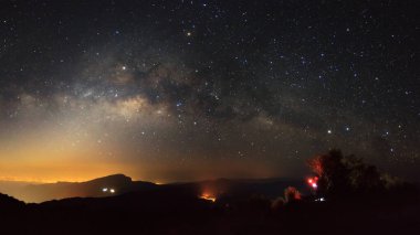 Panorama Samanyolu Galaksisi Doi Inthanon Chiang Mai, Tayland 'da açık renkli bir şehir.