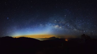 Panorama Samanyolu Galaksisi Doi Inthanon Chiang Mai, Tayland 'da açık renkli bir şehir.