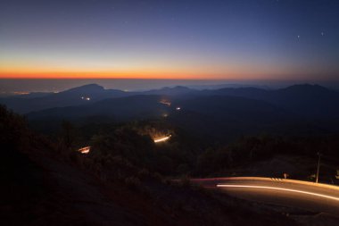 Siluet Sunrise Doi Inthanon Milli Parkı Chiang Mai Province, Tayland at üzerinde