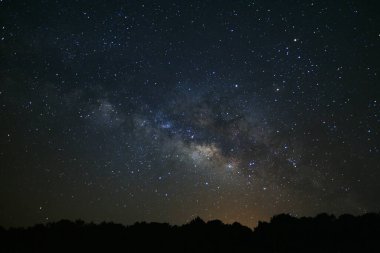 Samanyolu ve Phu Hin Rong Kla Milli Parkı, Phitsanulok Tayland, uzun pozlama photograph.with tahıl ağaca silüeti