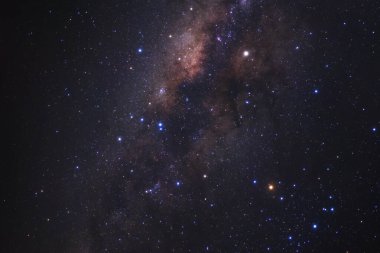 Kainatta yıldızlar ve uzay tozuyla Samanyolu Galaksisi