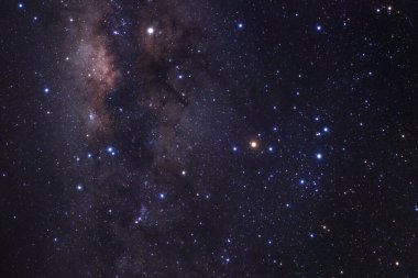 Kainatta yıldızlar ve uzay tozuyla Samanyolu Galaksisi