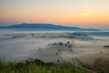 Sis sabah ve yola Khao Takhian STK View Point, Khao-kho: Phetchabun, Thailand