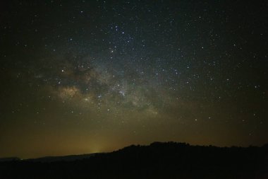 Samanyolu galaksisinin yıldızları ve uzay tozları evrende