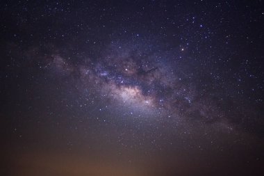 Kainatta yıldızlar ve uzay tozuyla Samanyolu Galaksisi