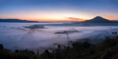 Panorama peyzajı sisi, sabahleyin Khao Takhian Ngo Manzara Noktası 'nda Tayland, Khao-kho Phetchabun' da.