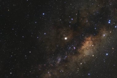 Kainatta yıldızlar ve uzay tozuyla Samanyolu Galaksisi