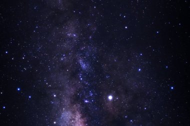 Kainatta yıldızlar ve uzay tozuyla Samanyolu Galaksisi