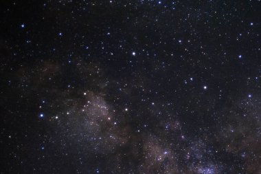 Kainatta yıldızlar ve uzay tozuyla Samanyolu Galaksisi