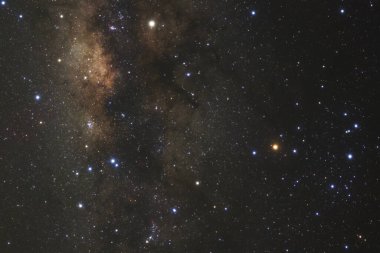 Kainatta yıldızlar ve uzay tozuyla Samanyolu Galaksisi