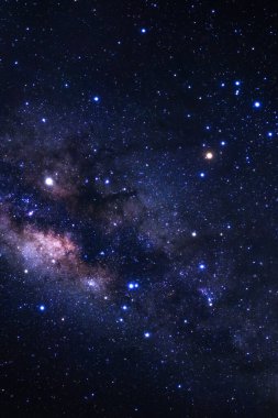 Kainatta yıldızlar ve uzay tozuyla Samanyolu Galaksisi