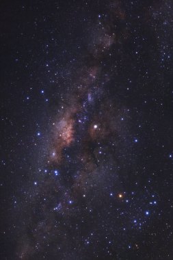 Kainatta yıldızlar ve uzay tozuyla Samanyolu Galaksisi