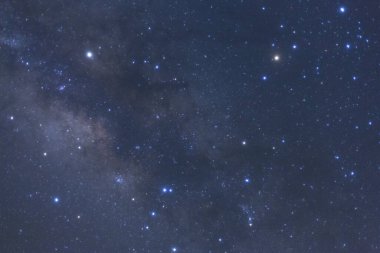 Kainatta yıldızlar ve uzay tozuyla Samanyolu Galaksisi