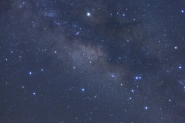 Kainatta yıldızlar ve uzay tozuyla Samanyolu Galaksisi